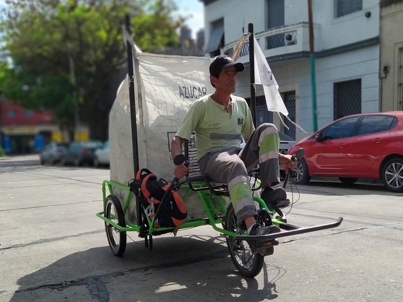 bicivilizados's tweet photo. En el día del reciclaje nuestros mayores respetos a todas las personas que laburan separando y juntando nuestros desechos. ¡empecemos al menos separando nuestra basura! #Reciclaje https://t.co/x5sZKbSsus