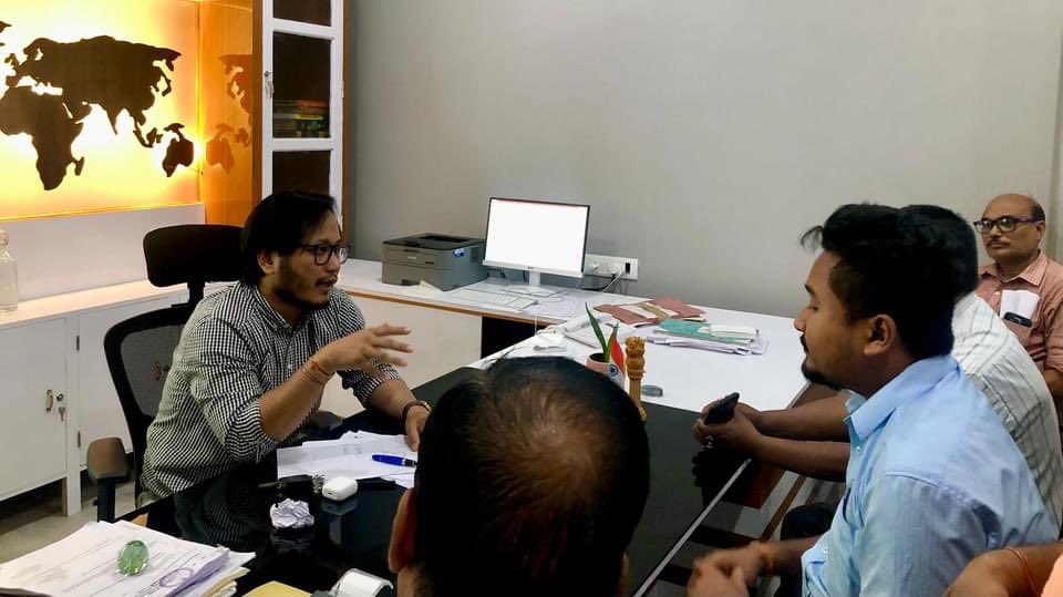 SDO_CGossaigaon's tweet photo. A review meeting was chaired by @mridul_boro ACS, Branch Officer, FCS&amp;CA Gossaigaon with an objective to speed up the process of AADHAAR seeding of NFSA card holders under ONORC and to increase e-POS transactions for distribution of PDS rice. @dckokrajhar @FCSCAssam @fooddeptgoi https://t.co/c3T9n1jBKh