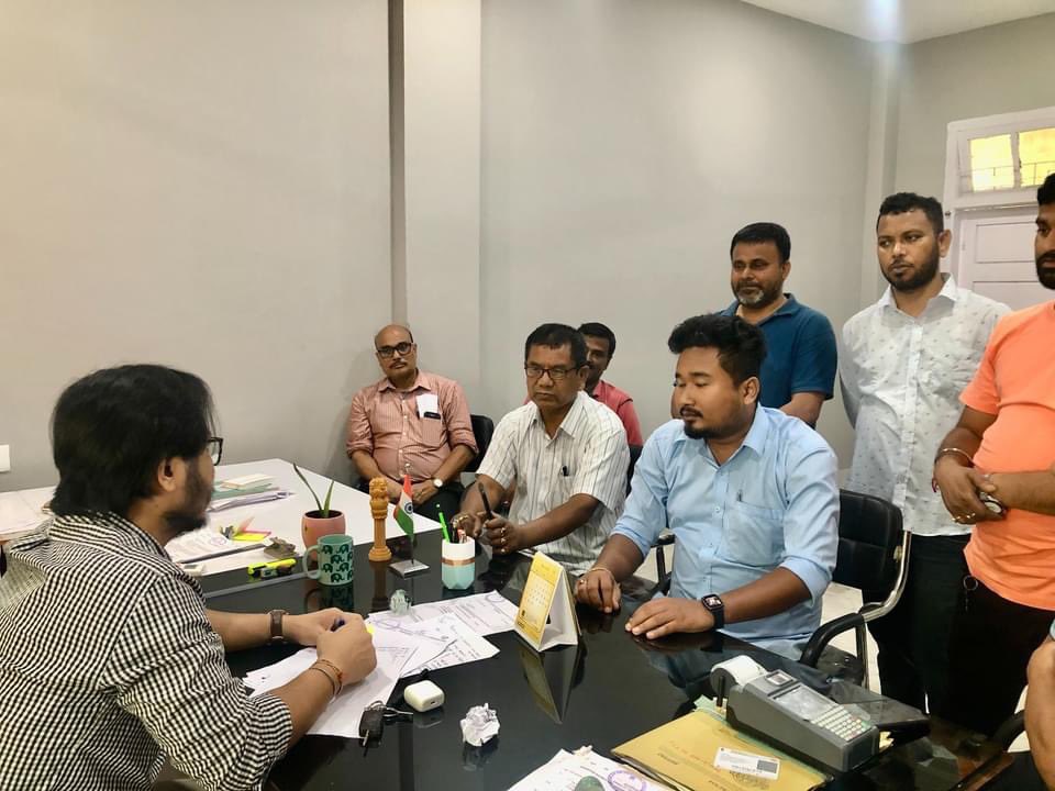 SDO_CGossaigaon's tweet photo. A review meeting was chaired by @mridul_boro ACS, Branch Officer, FCS&amp;CA Gossaigaon with an objective to speed up the process of AADHAAR seeding of NFSA card holders under ONORC and to increase e-POS transactions for distribution of PDS rice. @dckokrajhar @FCSCAssam @fooddeptgoi https://t.co/c3T9n1jBKh