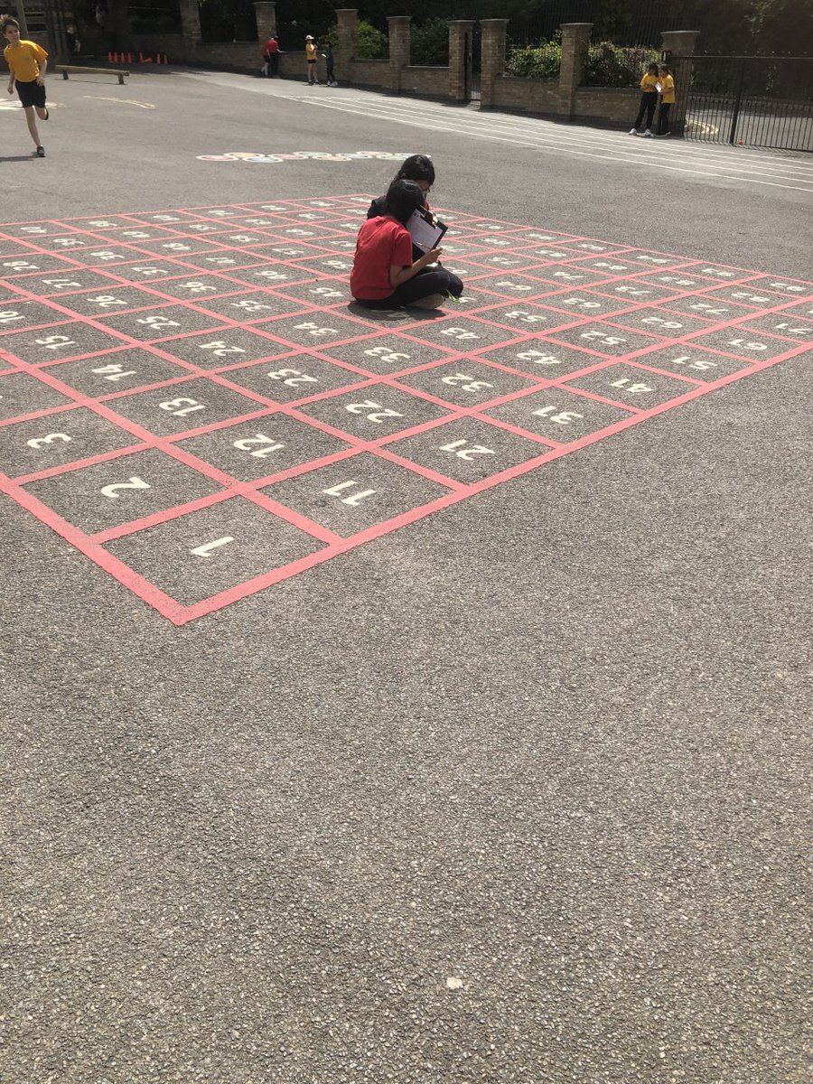 HamiltonSTEM's tweet image. Today Y4 explored how data loggers work. They took and recorded readings from around the school and then used data from a sensor to answer given questions. Reception playground, was by far the noisiest location in our school!! @WeAreComputing @HamiltonAcadY4