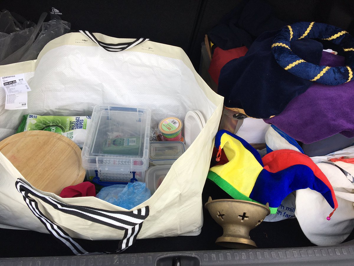 LearningHoolet's tweet photo. #WhatsInTheLearningBoot this week? A chafing dish, a jester, lord & lady’s hat, marzipan & sugarpaste to explore the ‘Dining Room’ @stirlingcastle wi @kirrieconnect this efternin. We were eatin oor ‘Subtleties’ quicker than we could make them! #LearningWithHES https://t.co/aKUkqUAz3L