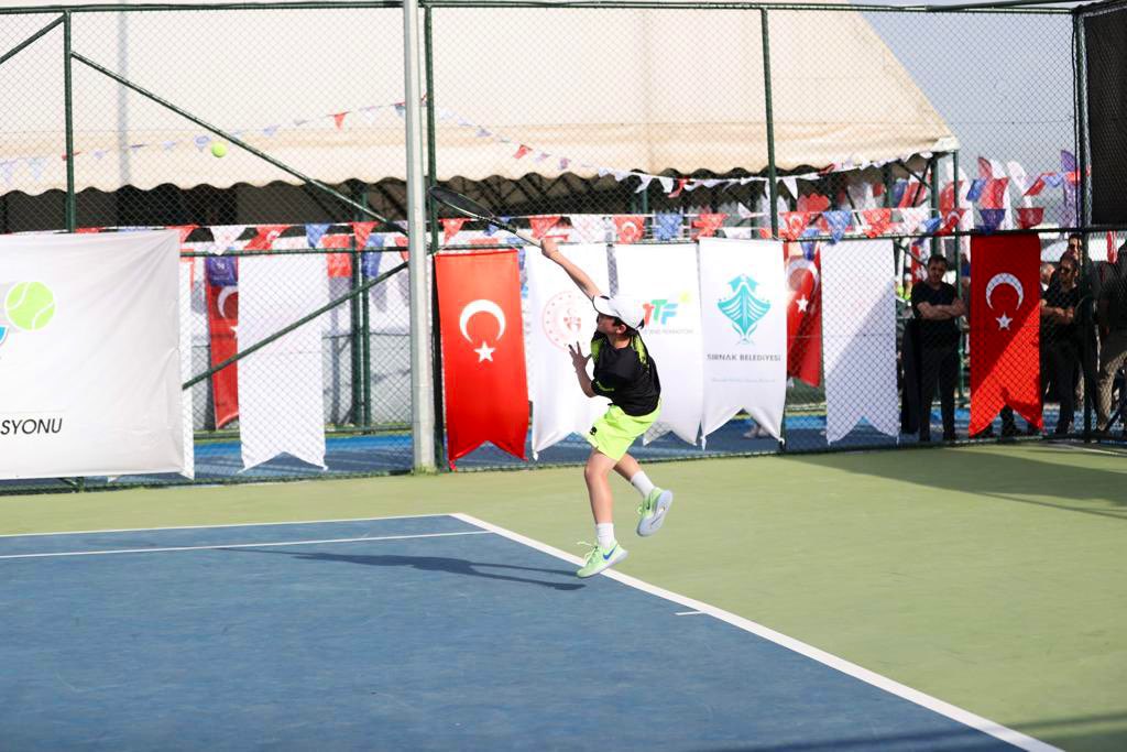 Bugün Cudi'de sporun gücüyle, gençlerin motivasyonuyla, halkımızın mutluluğuyla çiçekler açıyor. 🌼 📌 Cudi Cup Uluslararası Tenis Turnuvası | Şırnak