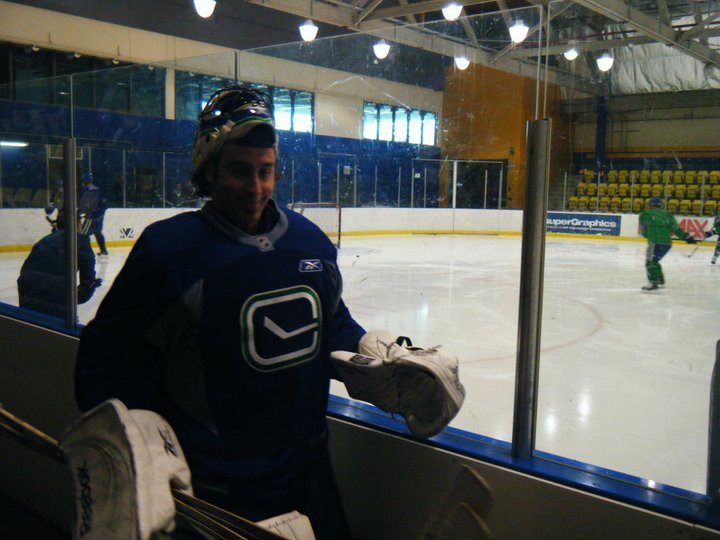 _EllieNuck_'s tweet photo. More fb memories of the best #Canucks team ever ... 
#AlwaysLu  #SmilingKes #GreatestDman 🙄
#BestRentalsEver 
🙅‍♀️ https://t.co/6qyykecgD2