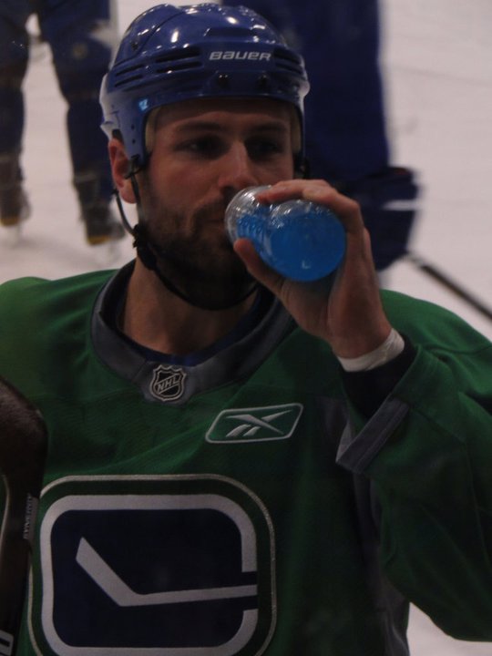 _EllieNuck_'s tweet photo. More fb memories of the best #Canucks team ever ... 
#AlwaysLu  #SmilingKes #GreatestDman 🙄
#BestRentalsEver 
🙅‍♀️ https://t.co/6qyykecgD2
