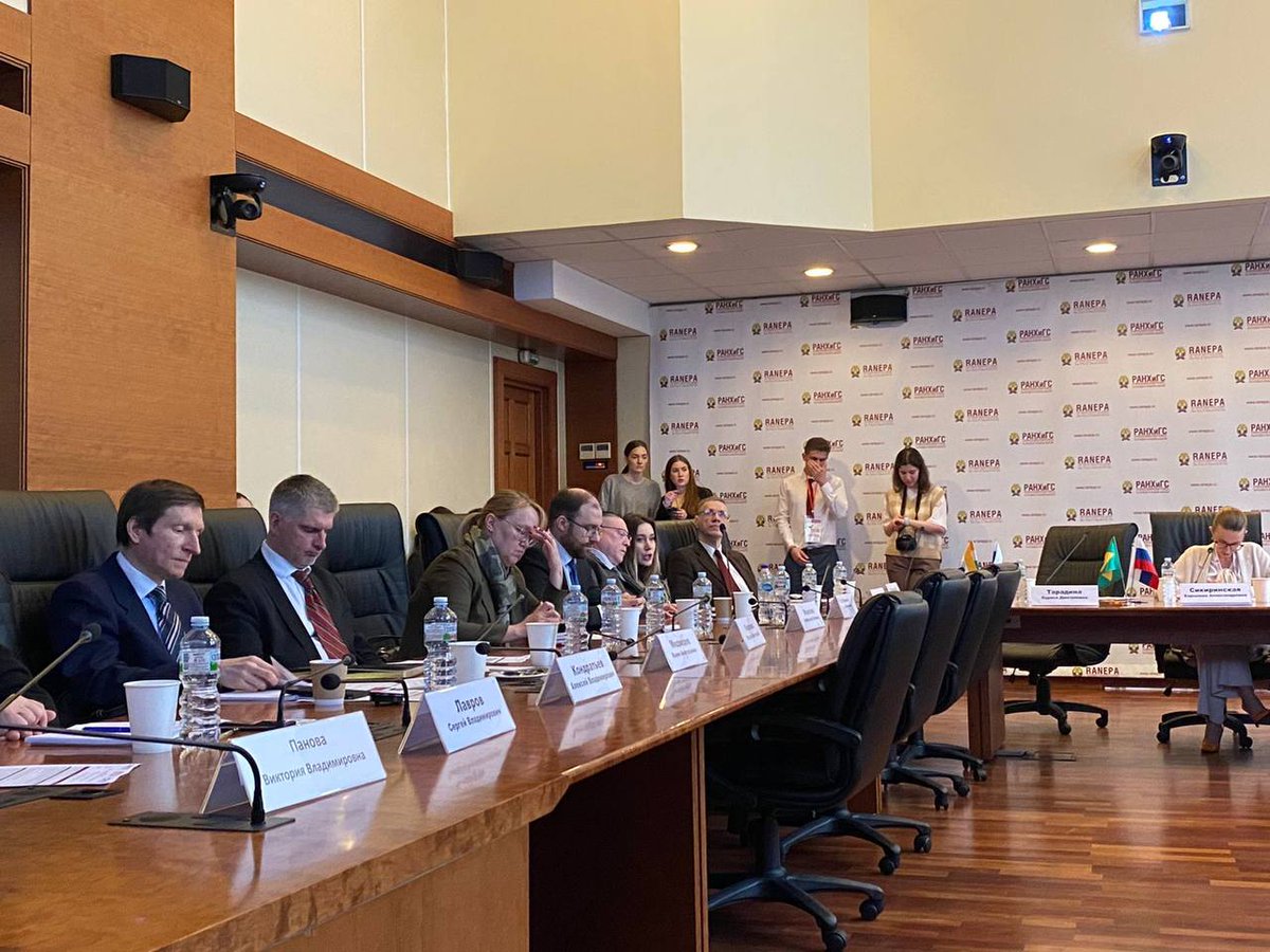 navarro_penton's tweet photo. En el encuentro virtual, la Dr. C. Mercedes Delgado Fernández, Rectora de la @esceg11 presentó la ponencia “Potencialidades de la innovación biofarmacéutica para el enfrentamiento a la covid-19 y el desarrollo sostenible en Cuba”. https://t.co/HBvDwNK7Fg