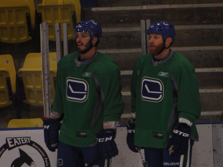 _EllieNuck_'s tweet photo. More fb memories of the best #Canucks team ever ... 
#AlwaysLu  #SmilingKes #GreatestDman 🙄
#BestRentalsEver 
🙅‍♀️ https://t.co/6qyykecgD2