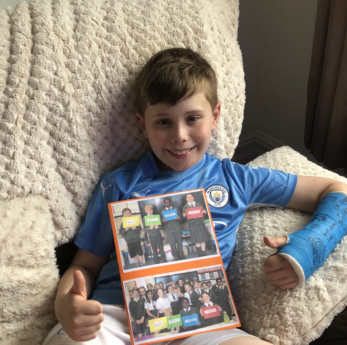 LauraRMurray85's tweet photo. Thank you for my, get well soon card 😊@peelparkclass16 Hopefully I’ll be back to school soon 👍 https://t.co/OMVYrzY3MZ
