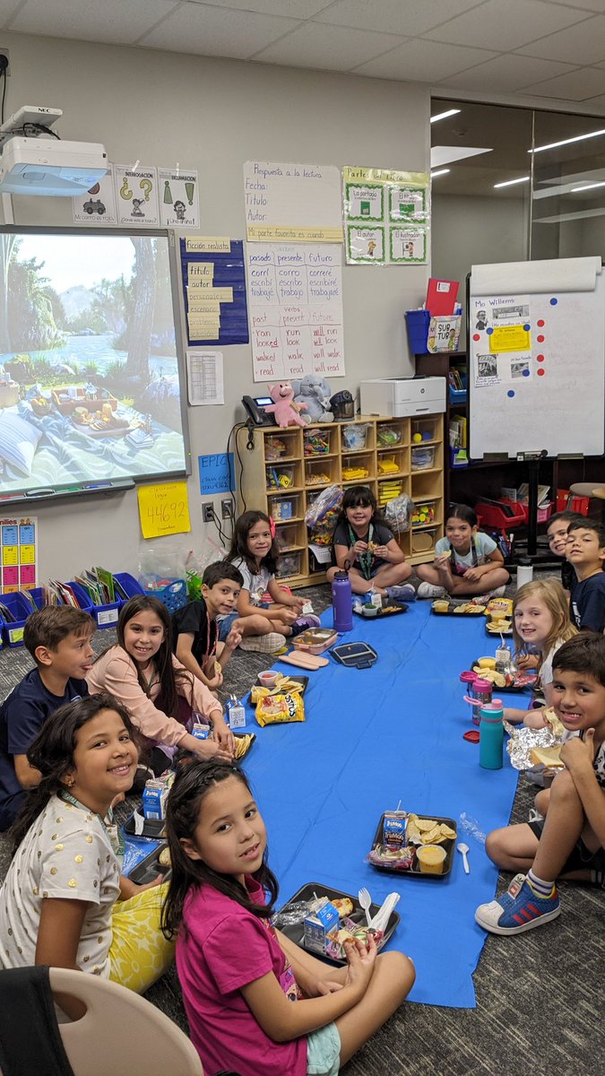 arsiluck's tweet photo. Having an inside picnic to share like a big family...🥰💜🧃🍕🌮 https://t.co/tUUIj9JUG1