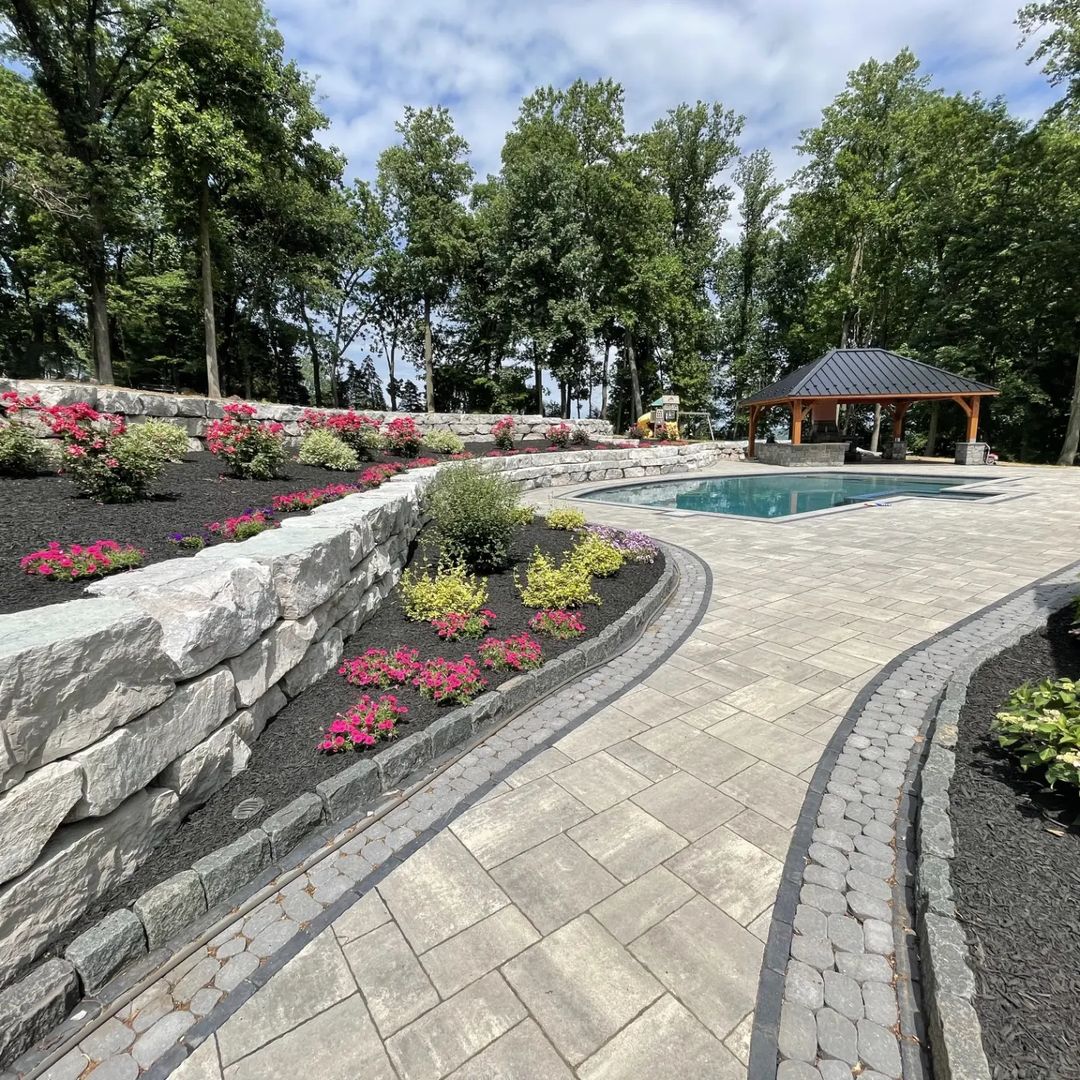 UnilockLife's tweet photo. Talk about a transformation! From the after shots to the before! 😮🔥
—————
📸👷♂️ #ToddQuality
⚒️Bristol Valley (Steel Mountain) and Copthorne (Basalt
—————
#Unilock #outdoorlivingspace #transformation https://t.co/5vNUauVcnX