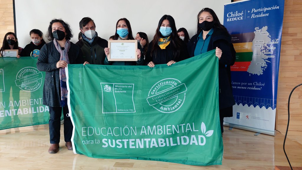 DPPChiloe's tweet photo. 🌳 En el marco del Día del Reciclaje, 22 establecimientos educacionales y 4 municipios de Chiloé recibieron su certificación ambiental. La actividad organizada por #ChiloeReduce y la Seremi de Medio Ambiente @MmaLagos contó con la participación de nuestra delegada @marielanuneza https://t.co/9SFo9bmRF6