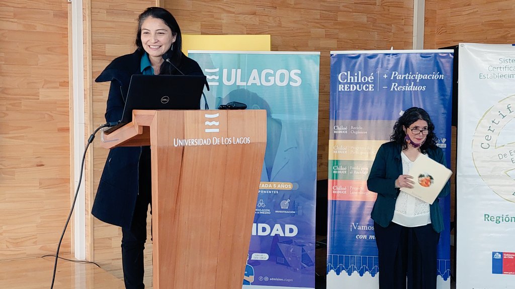 DPPChiloe's tweet photo. 🌳 En el marco del Día del Reciclaje, 22 establecimientos educacionales y 4 municipios de Chiloé recibieron su certificación ambiental. La actividad organizada por #ChiloeReduce y la Seremi de Medio Ambiente @MmaLagos contó con la participación de nuestra delegada @marielanuneza https://t.co/9SFo9bmRF6