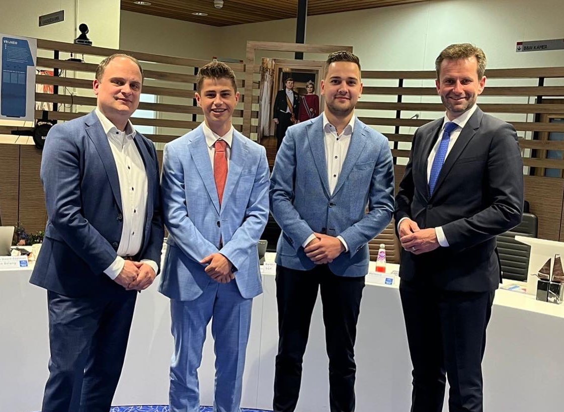 Sinds afgelopen maandag is de fractie uitgebreid naar vier personen: <a href="/arjanklein/">Arjan Klein</a> is terug in de raad en Aalt-Jan Vernooij en @BarthilvDeelen zijn de nieuwe burgerraadsleden. Samen met <a href="/JanWillemValk84/">Jan Willem Valk</a> zullen zij het Bijbelse geluid in de Elburger raad gaan vertegenwoordigen.