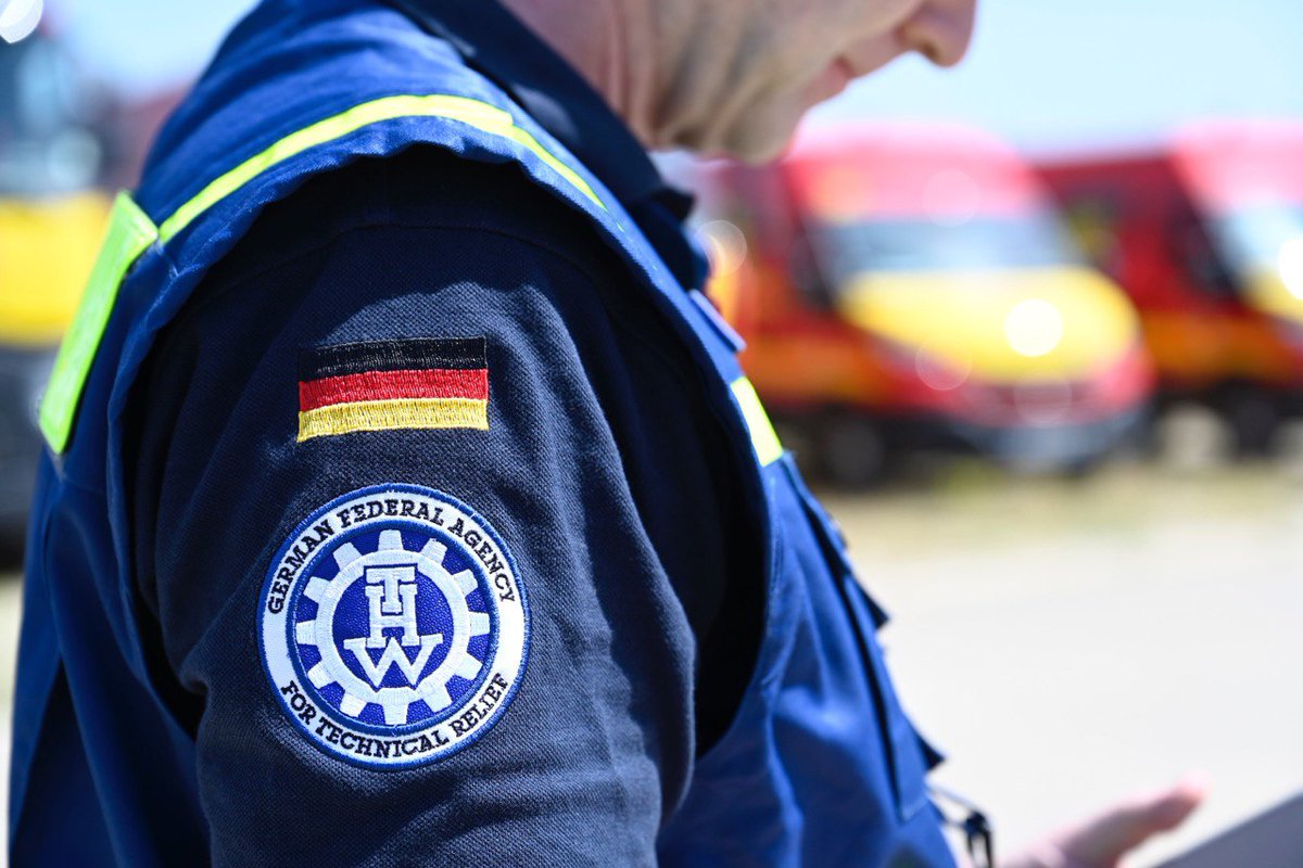 SecCivileFrance's tweet photo. #DOMINO22 Première journée de manœuvres terminée pour les équipes 🇪🇺 #EuCivPro ! Mise en place de barrages anti pollution, opérations de pompage et de purification d’eau ou encore interventions #NRBC… Les secours 🇩🇪🇦🇹🇧🇪🇪🇸 étaient à l’œuvre aux côtés des forces de secours 🇫🇷. https://t.co/XmWQun8Sjh