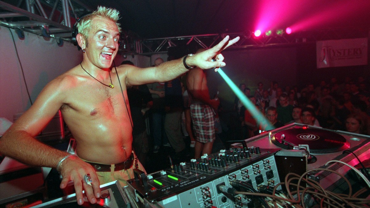 CyberRaversNFT's tweet photo. Mr Sven Vath
Frankfurt 1990
from Soul2Soul to 808 state
The Master
https://t.co/MuphybCVMq
#soul2soul
#publicenemy
#svenvath
#cryptoravers
#808state
#90sdjset
#djsets
#NFTCommunity https://t.co/u0igQi650o