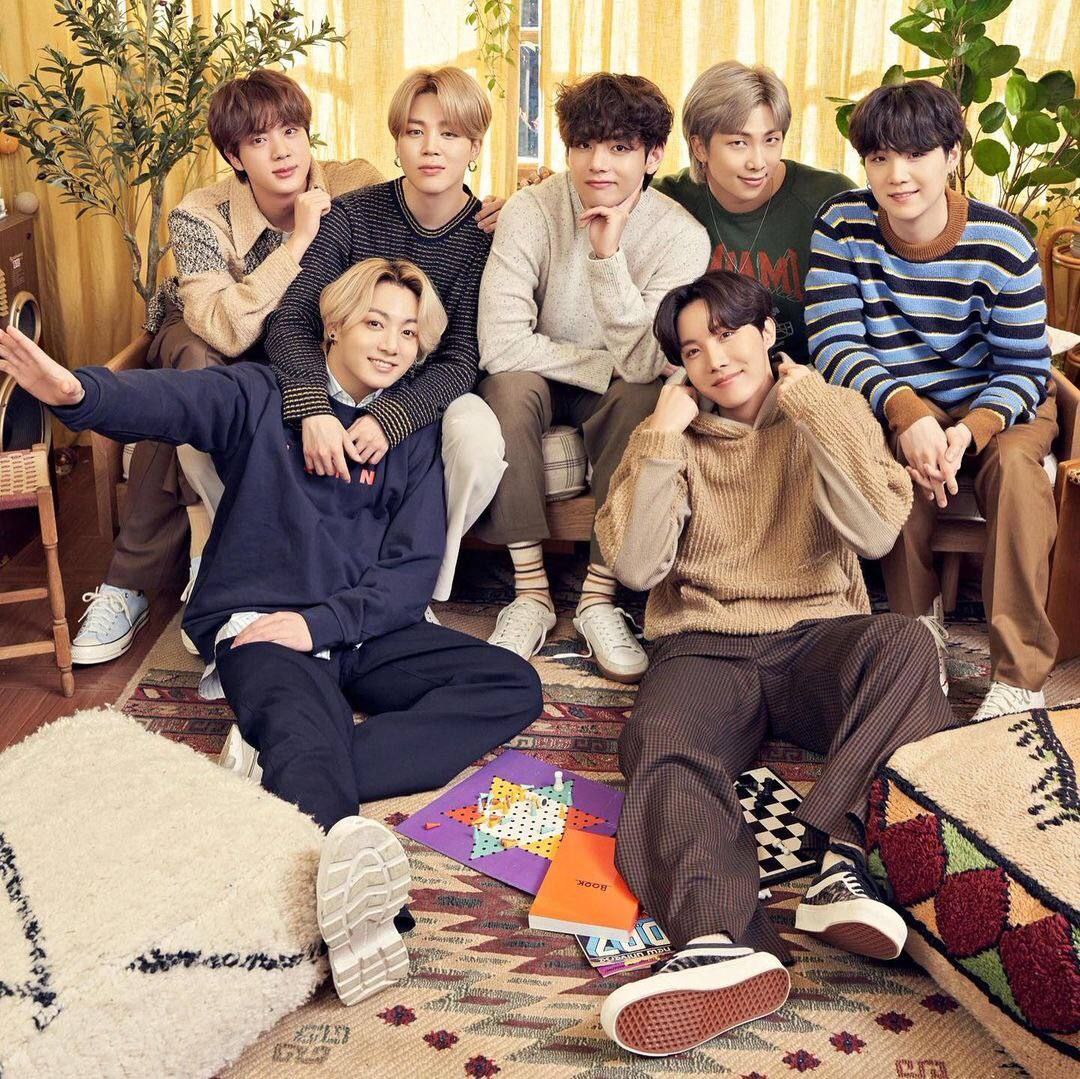 Samaneh45730367's tweet photo. 𑂭  BTS Weekend pics

 ↜ آپدیت #WeVerse رسمی بی تی اس با عکس هایی از اعضا برای آخر هفته با بی تی اس
#BTS_Proof
#BTS 
#BTSISCOMING 
#BTSWeekend https://t.co/EdtmmmmOIt