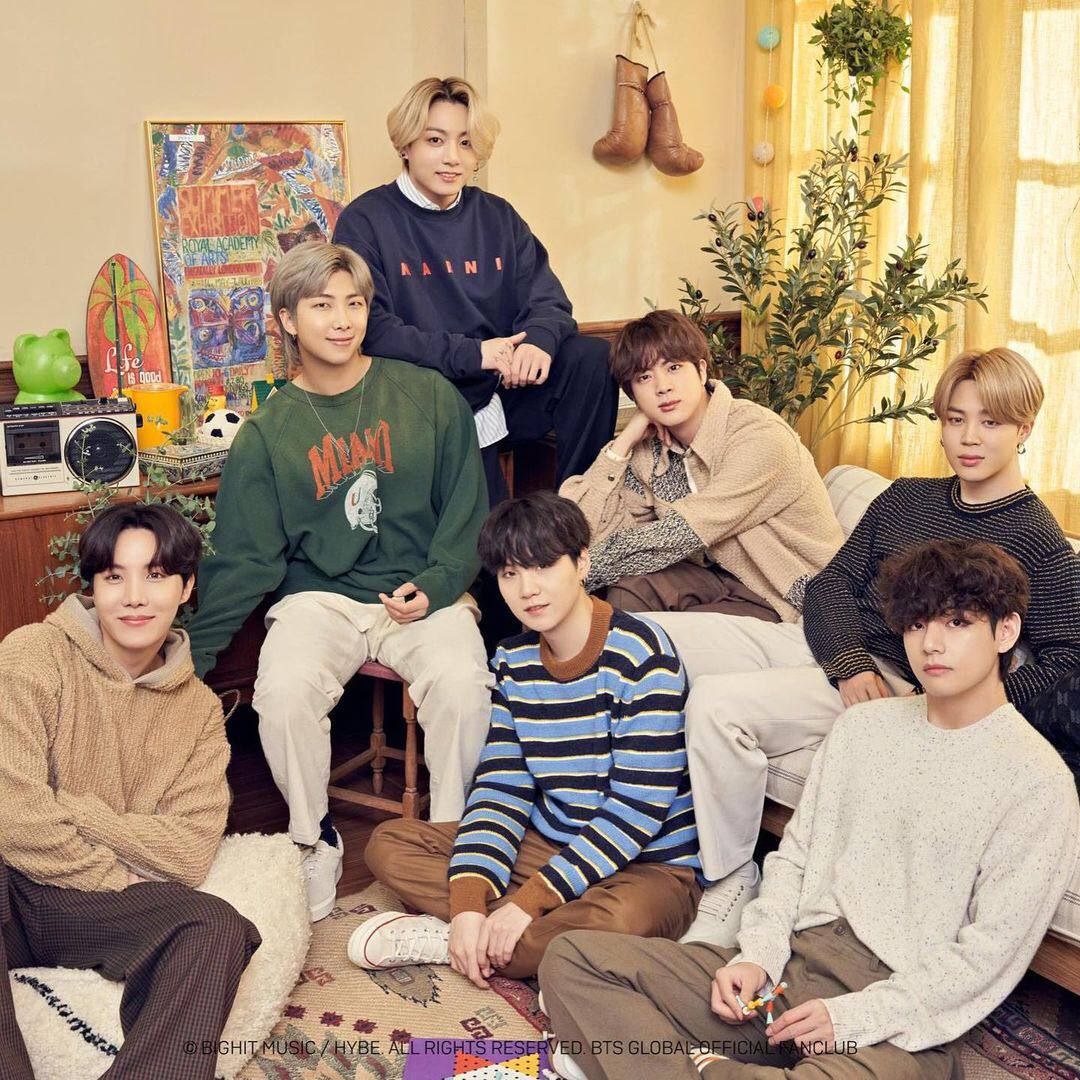Samaneh45730367's tweet photo. 𑂭  BTS Weekend pics

 ↜ آپدیت #WeVerse رسمی بی تی اس با عکس هایی از اعضا برای آخر هفته با بی تی اس
#BTS_Proof
#BTS 
#BTSISCOMING 
#BTSWeekend https://t.co/EdtmmmmOIt