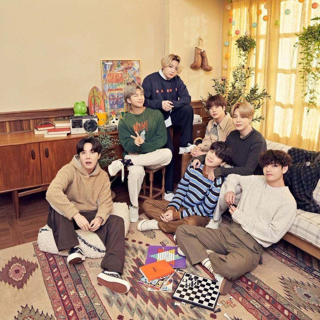 Samaneh45730367's tweet photo. 𑂭  BTS Weekend pics

 ↜ آپدیت #WeVerse رسمی بی تی اس با عکس هایی از اعضا برای آخر هفته با بی تی اس
#BTS_Proof
#BTS 
#BTSISCOMING 
#BTSWeekend https://t.co/EdtmmmmOIt