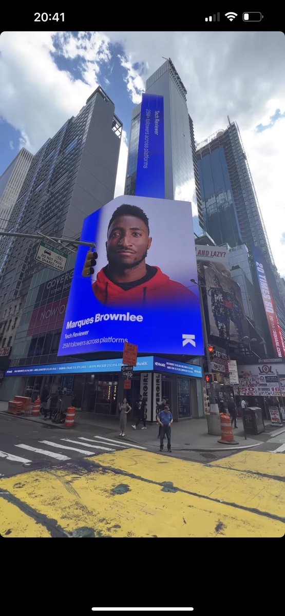 Yooooooooooo <a href="/MKBHD/">Marques Brownlee</a> this is INSANE 

You're covering half the building 😂🔥
