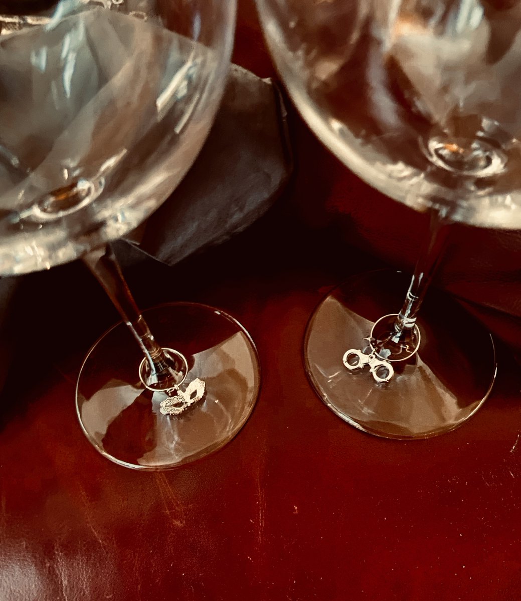 InnThrall's tweet photo. I love singing the praises of @InnThrall's Guests! This was waiting for me in the airlock chamber during a recent stay. Wow! Look at those wine charms! #gratitude #BestGuestsEver #InnKeeperLife https://t.co/n7It4kJt3d