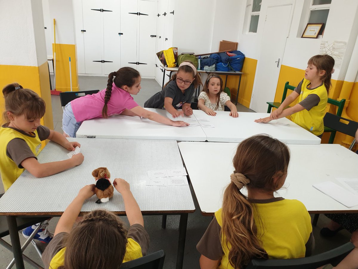 ThinkingGreenGI's tweet photo. Part of our outreach to inspire &amp; motivate children on all things green, Cathy Walsh technical officer from the Dept of Environment, chatted to Brownies about what they can do to reduce pollution &amp; climate change, they loved her activities. Thk u 💪💚 #greenoutreach #teachemyoung https://t.co/bkboGyUOZK