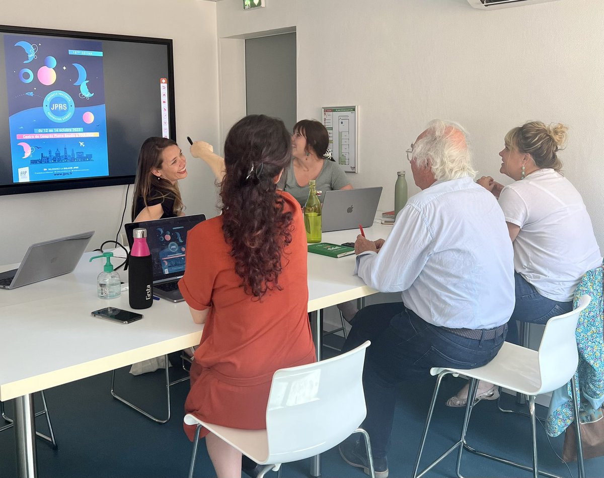 JPRSommeil's tweet photo. La #TeamJPRS réunie pour préparer l'édition 2023 à #Toulouse du 12 au 14 octobre 🗓
Et si on vous parle d'#atmosphère, ça vous inspire quoi❓
😉 #JPRS2023 https://t.co/xQGhrWZxc7
