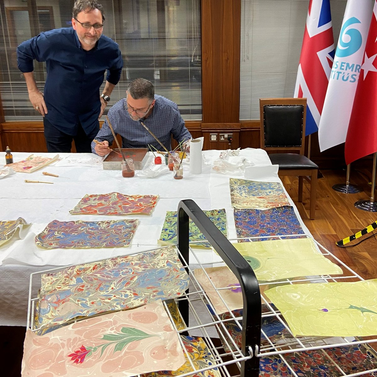 Here's our brilliant #PaperMarbling (#Ebru) workshop with master Prof Dr Ahmet Sacit Açıkgözoğlu for @LondonCraftWeek!✨🖌️ 👏#ThankYou Prof Açıkgözoğlu & all who attended! Prof Açıkgözoğlu is starting a paper marbling course tomorrow👇 🌐yeelondon.org.uk/new-short-cour…