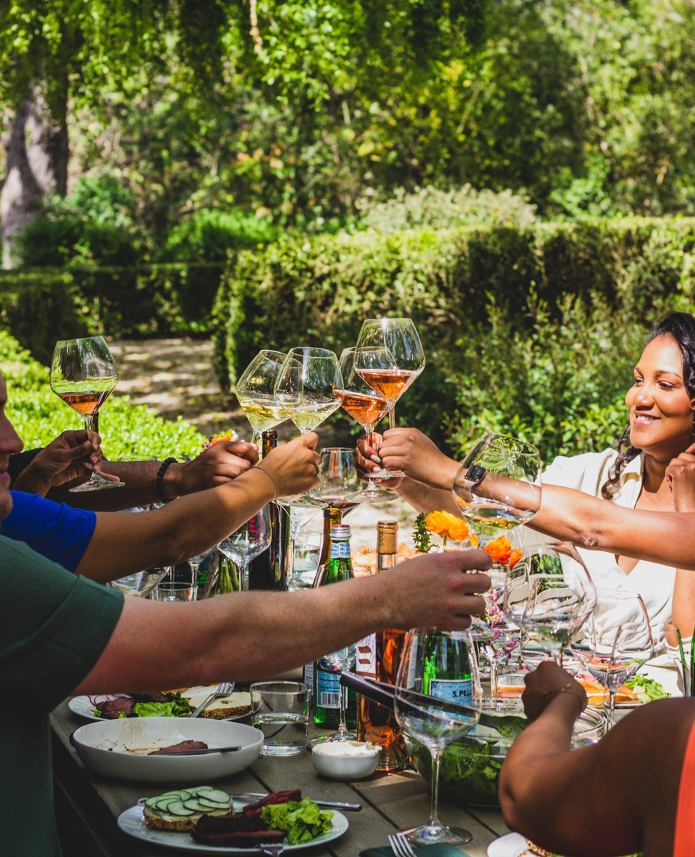 WadeCellars's tweet photo. Rosé wine that's summertime fine and ready to dine. 😎 Shop the @DWadeCellars 2021 #ThreeByWade Rosé now: https://t.co/06FcAVZ8SK https://t.co/EKijKq5lWS