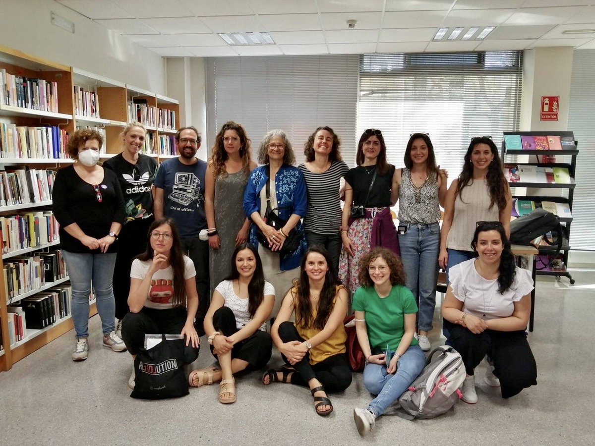 icdones's tweet photo. Aquest matí, un grup de persones gregues i italianes han visitat el #CentreDocumentació dins del projecte europeu "All about Eve”, promogut per la @fundacioaroa.

El projecte vol visibilitzar accions de comunicació de dones amb perspectiva de gènere i mirada feminista.

#ICDObert https://t.co/C8VIEWYx5g