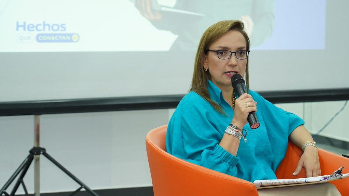 CarmenLigiaV's tweet photo. En #SantanderConectado compartimos con los empresarios la oferta del @Ministerio_TIC con la cual estamos respaldando sus negocios y emprendimientos:
✅#VendeDigital
✅https://t.co/EXjq6kxvzL
✅#TecDigital
✅Especialización 4Ri
✅Observatorio eCommerce
#EsConHechos y #EnEquipo🇨🇴. https://t.co/GYRpUdL1Xw