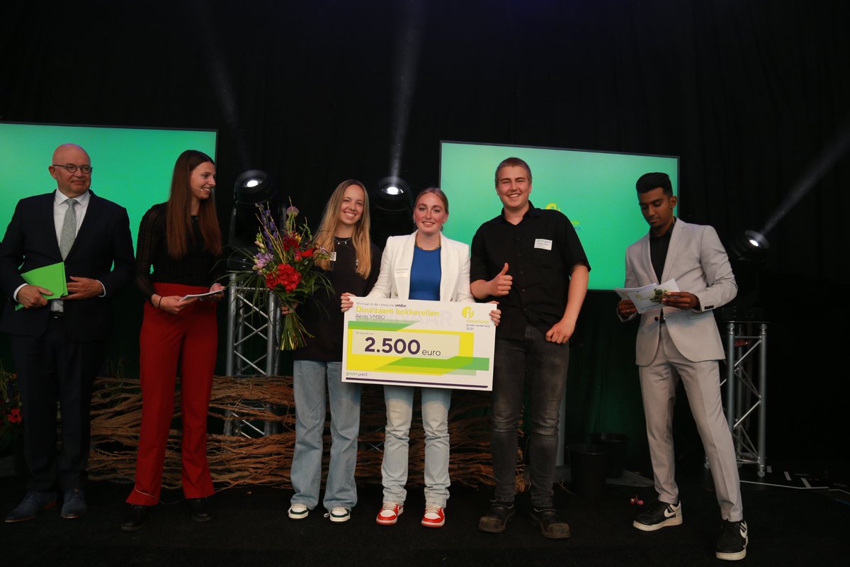 AeresNL's tweet photo. Aeres VMBO Nijkerk wint de Impactprijs Groen Onderwijs van @Groenpact in de categorie #vmbo met het project Duurzaam Kokkerellen. Wij zijn trots op onze leerlingen! Lees hier meer over het project. 👉https://t.co/ShI5hZyyUP #voedselverspilling #voedsel #groeneveranderaars https://t.co/AG2IkkGejt