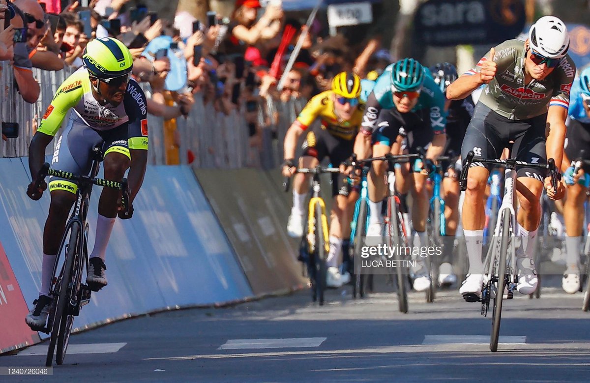 aldepal's tweet photo. Well that was an exciting finish! 👍🏽#GiroDItalia Stage10 #GettyimagesCycling https://t.co/wWV0VWXdTb