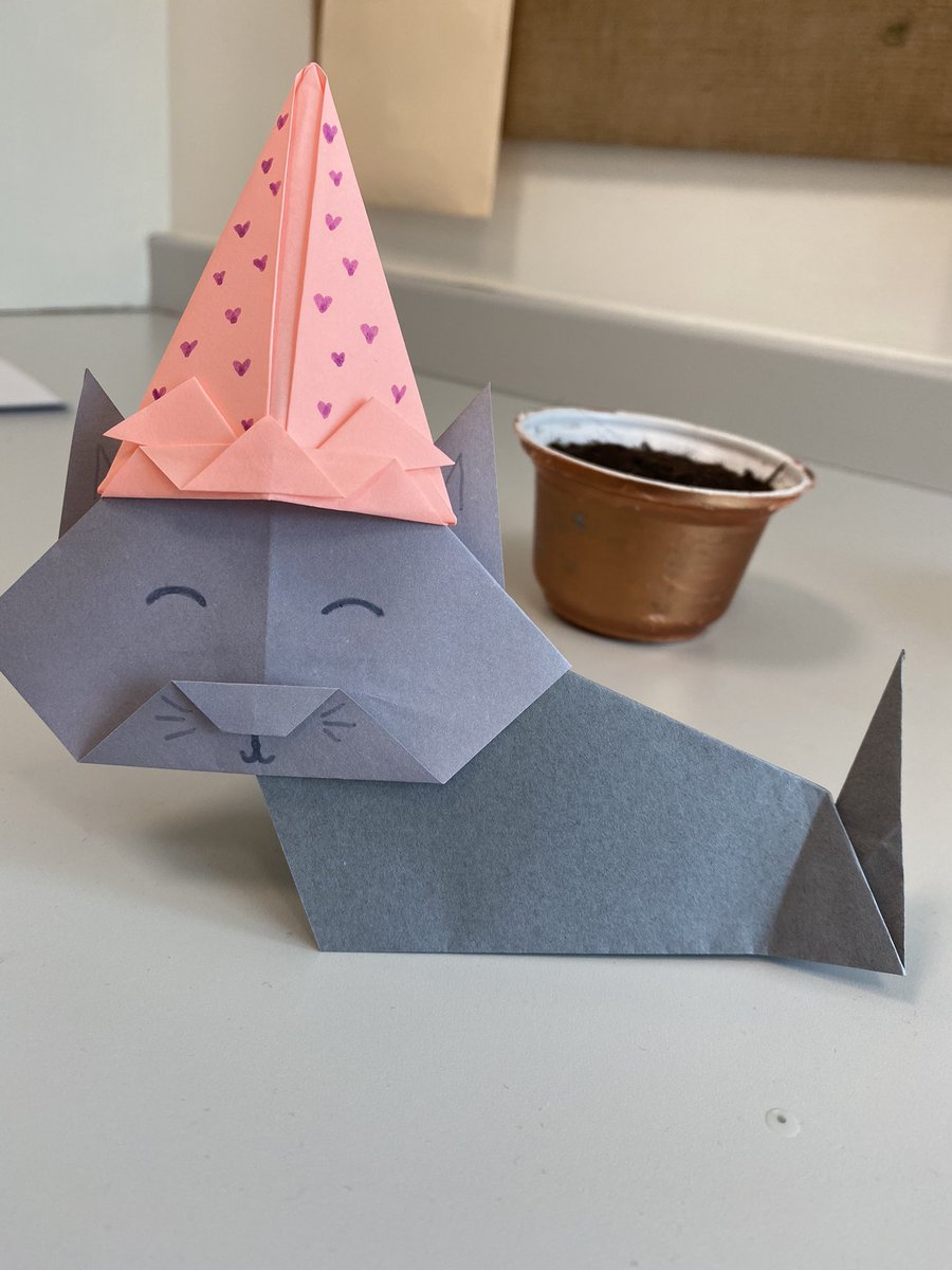 langley_daisy's tweet photo. Despite the assessment nerves, we’ve had the best day engaging in each other’s occupational science activities 😊.
Here are a few examples of the crafts we produced - all with such varied materials, theories, outcomes and intended audiences 🙌🏼 #OT #OccupationalTherapy @OTCumbria https://t.co/EgoBpWRsF4