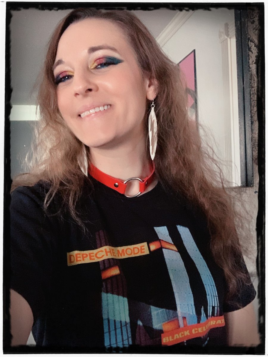 StarMadman's tweet photo. Thanks @TarabudDelight / @PrettyHawke for the awesome handmade earrings ⚡️💖🙏
I love that they go so well with so many different color combos 😍🔥
#prettyhawkedesign #tarabud #earrings #handmadejewelry #leather #synthwave #synthpop #newwave #retrowave #synthfam https://t.co/gCYdmKsCRz