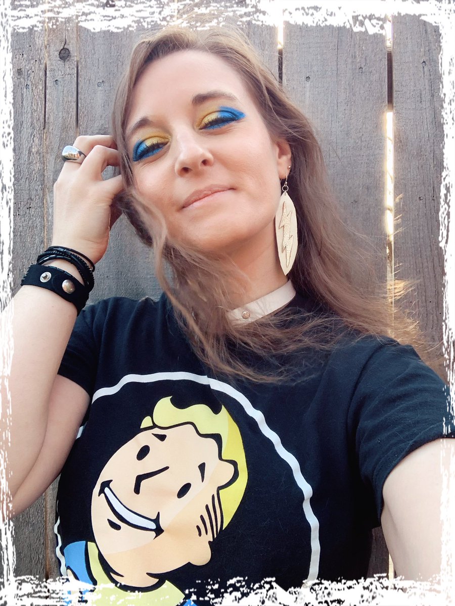 StarMadman's tweet photo. Thanks @TarabudDelight / @PrettyHawke for the awesome handmade earrings ⚡️💖🙏
I love that they go so well with so many different color combos 😍🔥
#prettyhawkedesign #tarabud #earrings #handmadejewelry #leather #synthwave #synthpop #newwave #retrowave #synthfam https://t.co/gCYdmKsCRz