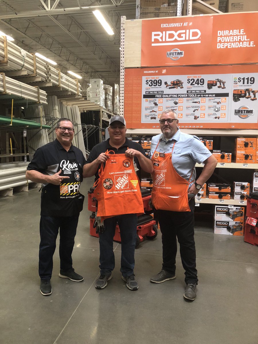 Look who got his first presidential apron our pro dh.  Great job jason worley!!@LemmaTony 
Store 3033 rocks!!
