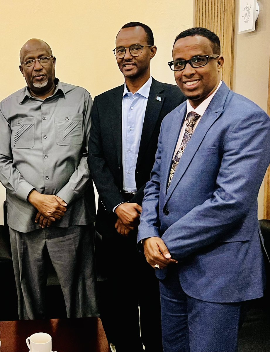 TheNationalCiv2's tweet photo. Gudoomiyaha Guddiga Qaranka Shaqaalaha Rayidka Dowladda Mudane, Hassan Abshirow Mohamed iyo qaar ka tirsan guddiga oo salaan iyo hambalyo ugu tageen Gudoomiyaha Baarlamanka Mudane, Sheekh Aadan Maxamed Nur (Madoobe) https://t.co/jDXJivANst
