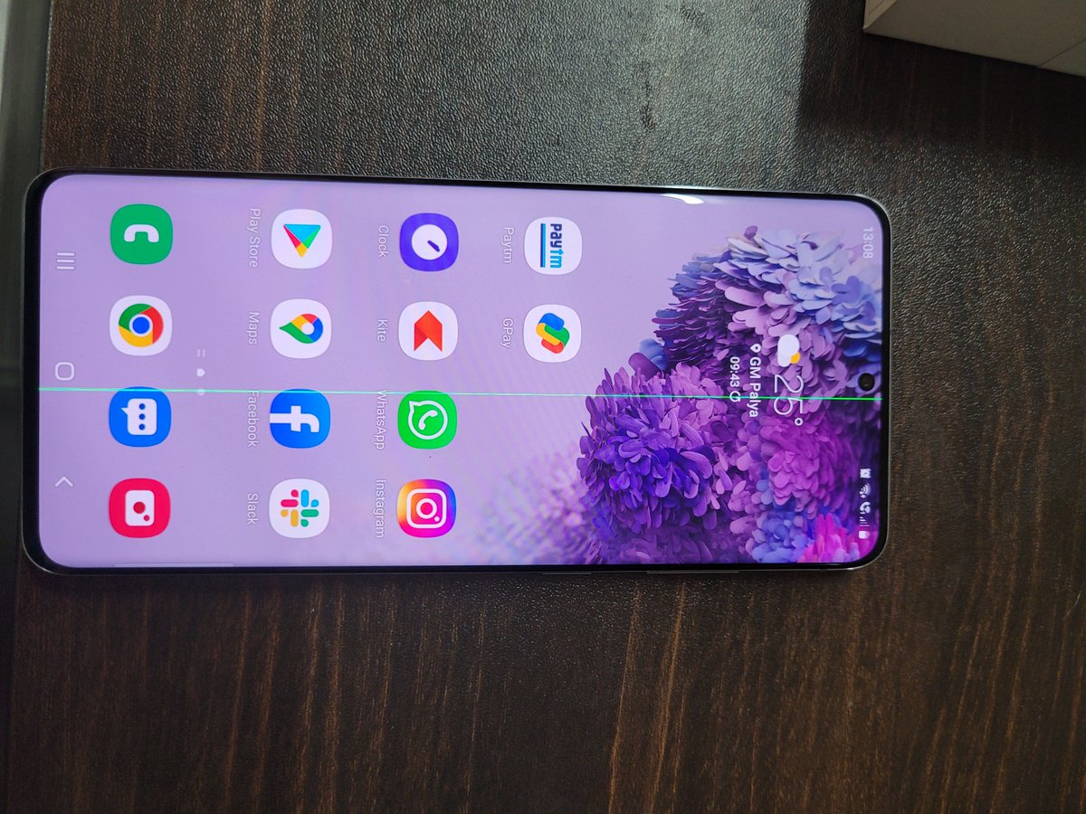 sondesix's tweet photo. Samsung doesn't take severe yet common issues seriously.

For a company as big as Samsung, that's very shameful &amp; problematic.

Green/pink lines suddenly appeared on the screens of a lot of Galaxy S20 series phones. Users have reported these issues since more than a year ago. https://t.co/mKvhpoWKbw