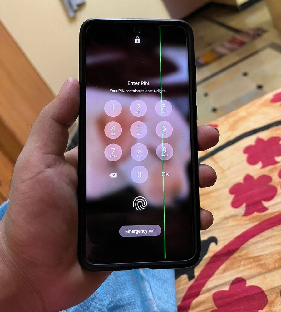 sondesix's tweet photo. Samsung doesn't take severe yet common issues seriously.

For a company as big as Samsung, that's very shameful &amp; problematic.

Green/pink lines suddenly appeared on the screens of a lot of Galaxy S20 series phones. Users have reported these issues since more than a year ago. https://t.co/mKvhpoWKbw