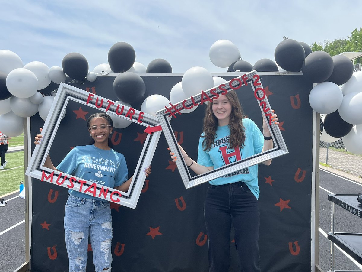HoustonHigh_SGA's tweet photo. SGA Executive Council Members helping with 7th Grade Day!!!!! https://t.co/El9WYAldBe