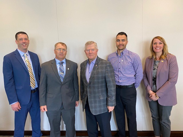DonPlett's tweet photo. Great discussion w @manitobachicken, @TheInsideCoop &amp; @chickenfarmers this morning. 🇨🇦's chicken #farmers are facing significant challenges &amp; I was happy to meet with representatives to learn what should be done to better support the industry &amp; hard-working families. #SenCA https://t.co/pNNqpejyER