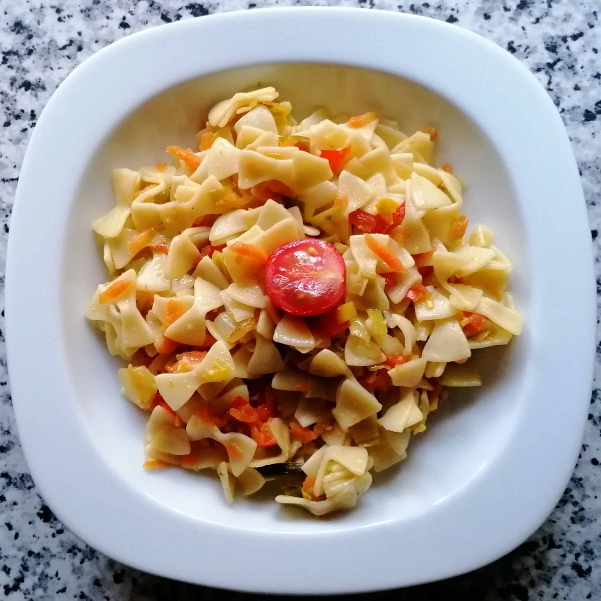 MikeKocht's tweet photo. Es muss nicht immer #Kraut sein beim fleischlosen #Fleckerl #Twooking
Der #TanteJolesch würden meine #Gemüsefleckerln sicher auch schmecken.
Ebenso wie den Kleinsten! #OpaKocht
#Lauch #Porree #Möhren #Karotten #Paprika #Knoblauch
https://t.co/gRaMrbzYco https://t.co/iX4ScGf35K