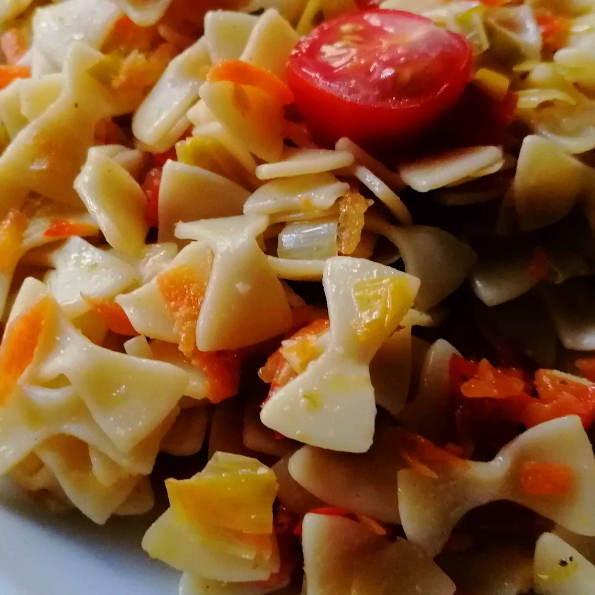 MikeKocht's tweet photo. Es muss nicht immer #Kraut sein beim fleischlosen #Fleckerl #Twooking
Der #TanteJolesch würden meine #Gemüsefleckerln sicher auch schmecken.
Ebenso wie den Kleinsten! #OpaKocht
#Lauch #Porree #Möhren #Karotten #Paprika #Knoblauch
https://t.co/gRaMrbzYco https://t.co/iX4ScGf35K