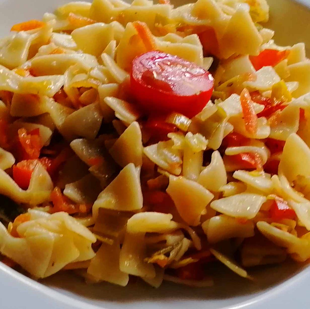 MikeKocht's tweet photo. Es muss nicht immer #Kraut sein beim fleischlosen #Fleckerl #Twooking
Der #TanteJolesch würden meine #Gemüsefleckerln sicher auch schmecken.
Ebenso wie den Kleinsten! #OpaKocht
#Lauch #Porree #Möhren #Karotten #Paprika #Knoblauch
https://t.co/gRaMrbzYco https://t.co/iX4ScGf35K