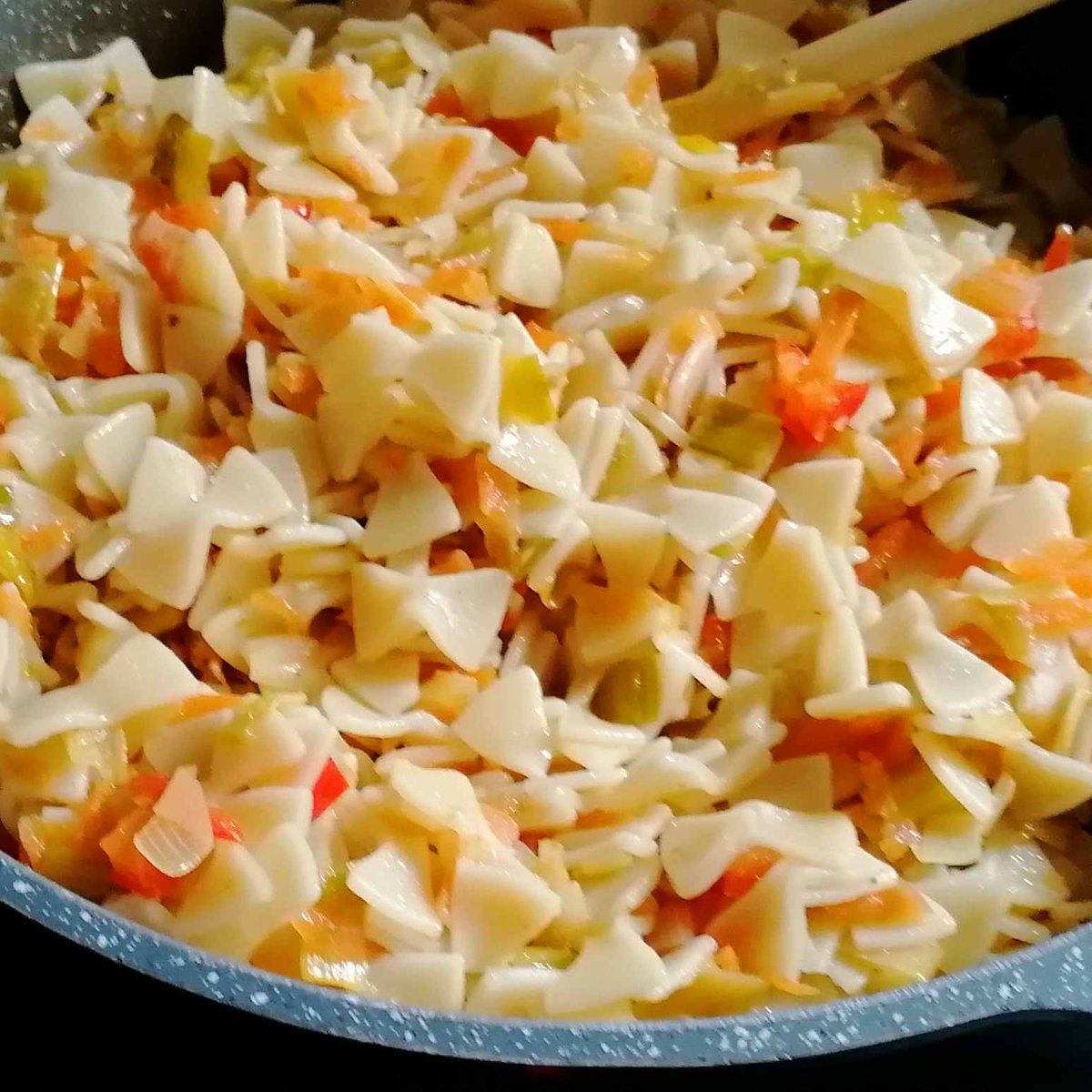 MikeKocht's tweet photo. Es muss nicht immer #Kraut sein beim fleischlosen #Fleckerl #Twooking
Der #TanteJolesch würden meine #Gemüsefleckerln sicher auch schmecken.
Ebenso wie den Kleinsten! #OpaKocht
#Lauch #Porree #Möhren #Karotten #Paprika #Knoblauch
https://t.co/gRaMrbzYco https://t.co/iX4ScGf35K