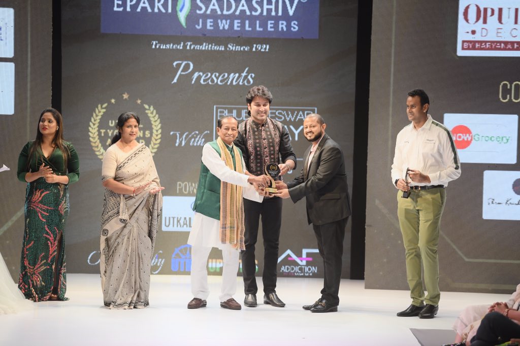 IamAkashDNayak's tweet photo. Attended The Utkal Tycoons Award and the 6th edition of Bhubaneswar Runway Week as a Guest and Felicitated the talented personality from our state! Encouraged him and wished him for his future endeavours and success.
#UtkalTycoonsAward #Bhubaneshwar #RunwayWeek https://t.co/jy8krxm4S8