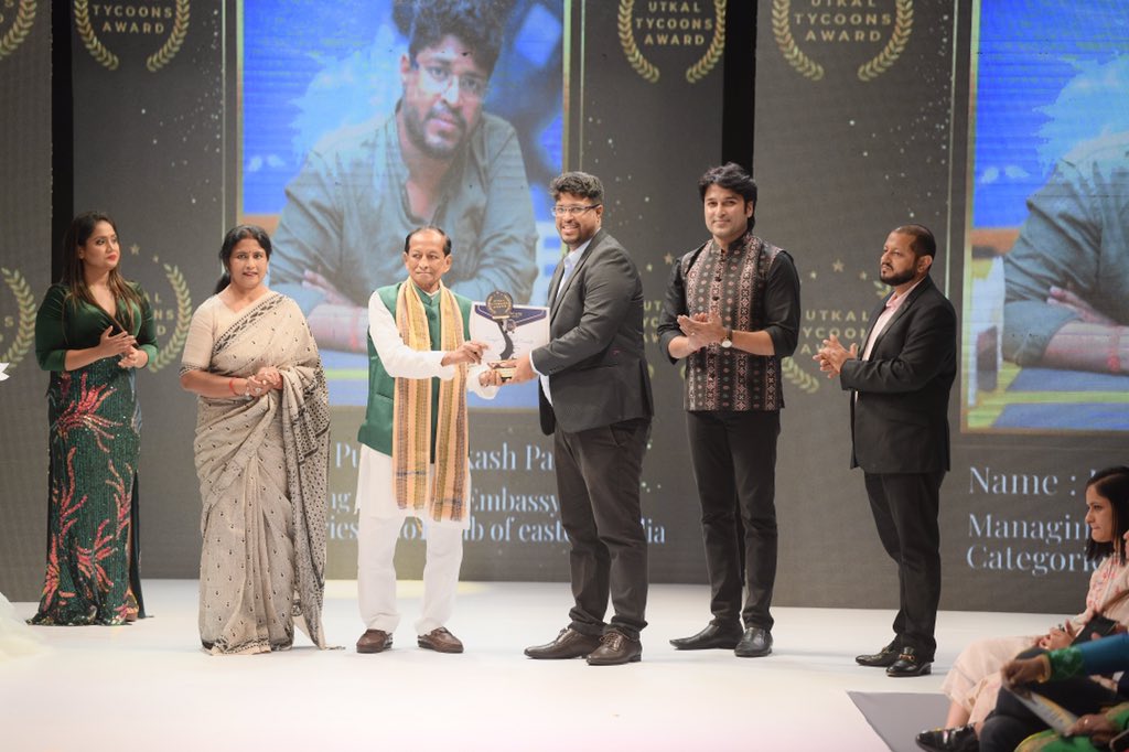 IamAkashDNayak's tweet photo. Attended The Utkal Tycoons Award and the 6th edition of Bhubaneswar Runway Week as a Guest and Felicitated the talented personality from our state! Encouraged him and wished him for his future endeavours and success.
#UtkalTycoonsAward #Bhubaneshwar #RunwayWeek https://t.co/jy8krxm4S8