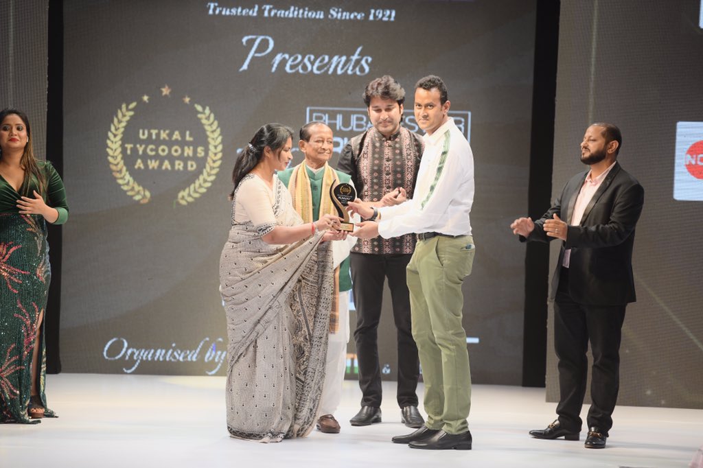 IamAkashDNayak's tweet photo. Attended The Utkal Tycoons Award and the 6th edition of Bhubaneswar Runway Week as a Guest and Felicitated the talented personality from our state! Encouraged him and wished him for his future endeavours and success.
#UtkalTycoonsAward #Bhubaneshwar #RunwayWeek https://t.co/jy8krxm4S8