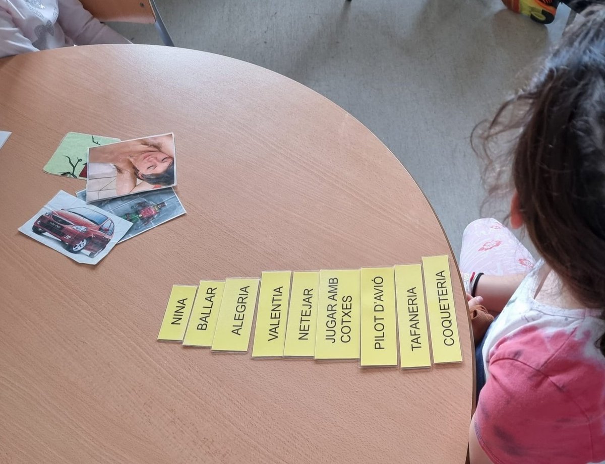 SomRiusEscola's tweet photo. Jornades de diversitat de gènere i afectivosexual al #SomRius Avui diada de reflexió sobre la #LGBTIfobia i al llarg de la setmana tallers a les aules i aprenentatges amb l'equip de @GogaraTallers Gràcies 💜 @AFASomRius @BCNAntirumors @igualtat_edubcn @BCNeducadora @educaciocat https://t.co/dPnGVjqHdh