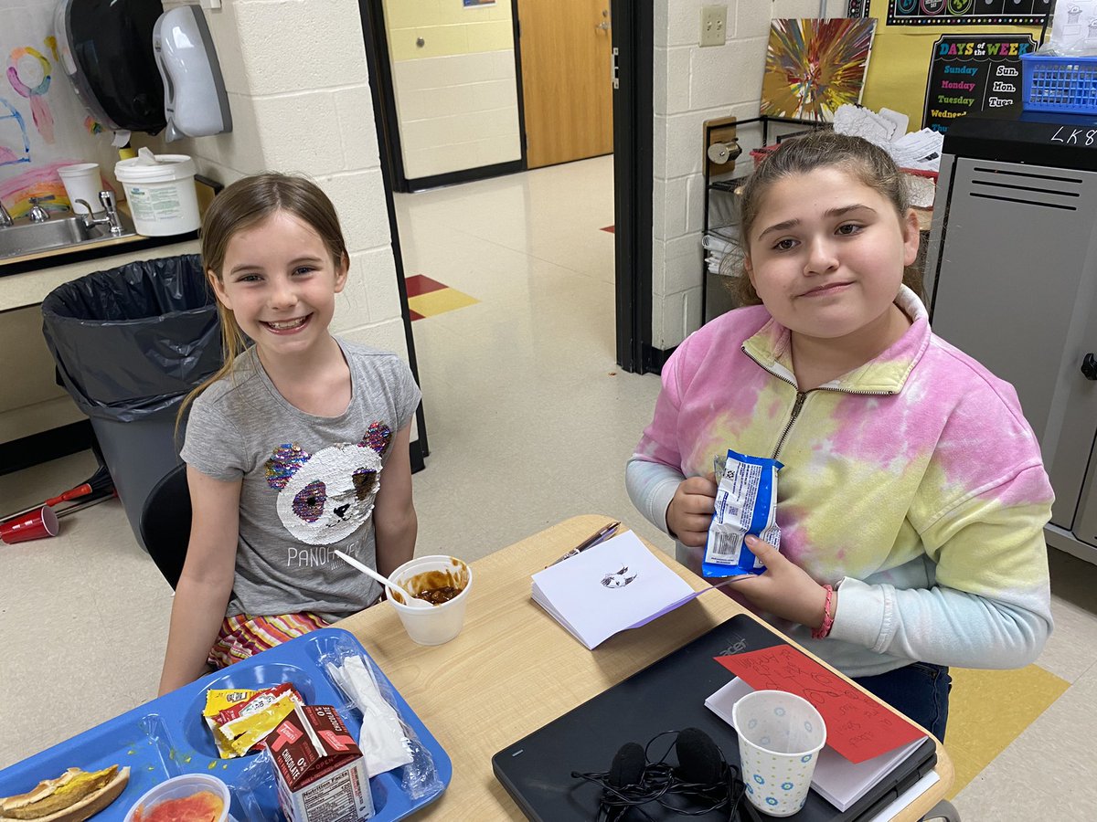 MeganGWCS's tweet photo. Lunch bunch!! #celebrate #LincolnPrideWCS @warrenschools https://t.co/ln1QbAS8VP
