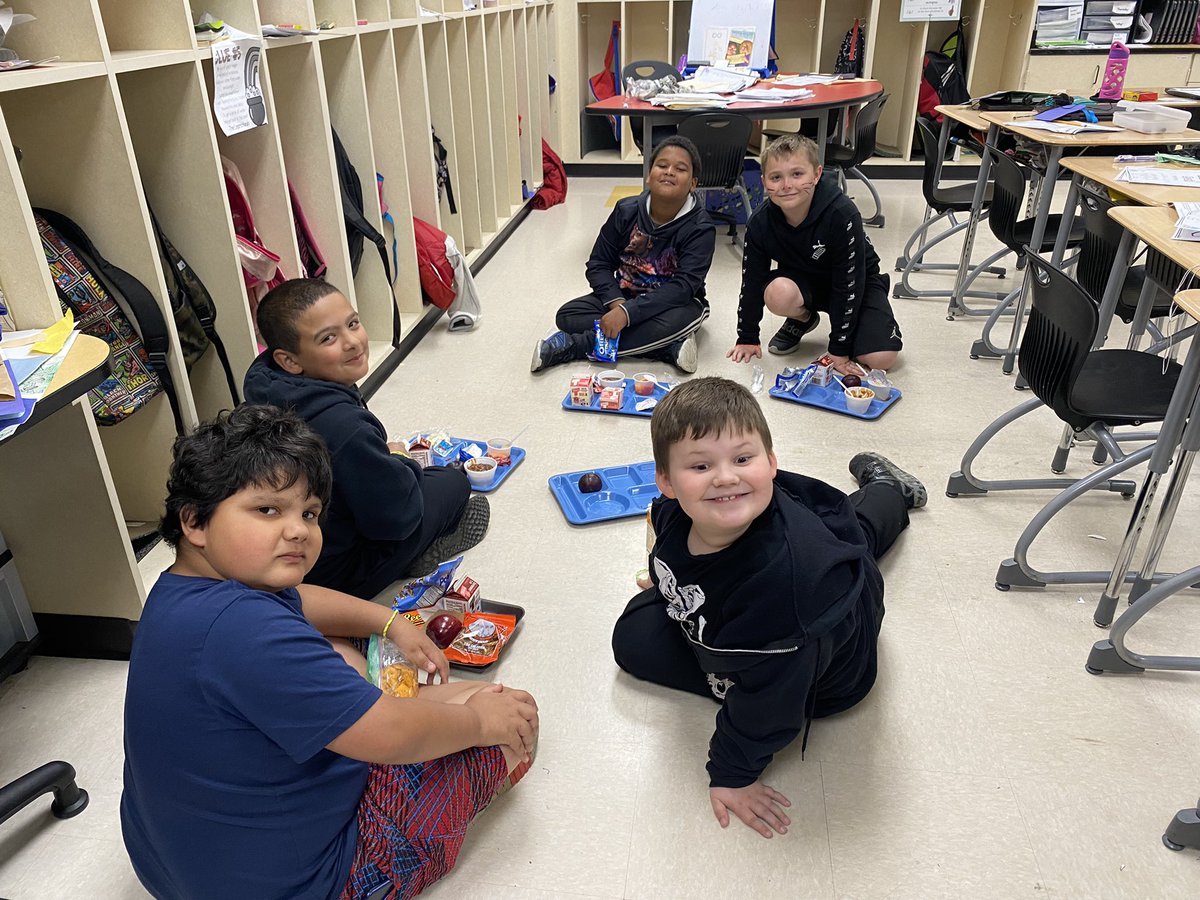 MeganGWCS's tweet photo. Lunch bunch!! #celebrate #LincolnPrideWCS @warrenschools https://t.co/ln1QbAS8VP